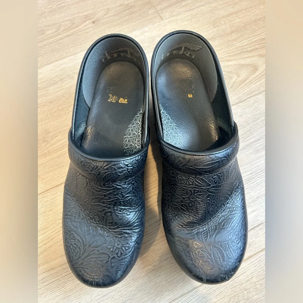Dansko Black Floral Embossed Leather Comfort Clog Xp 2.0 Size US 9.5 EU 41 - Picture 3 of 13